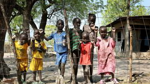 Handel og investeringer gir økonomisk vekst, men også bistand bidrar. Fortsatt er det 700 millioner ekstremt fattige i verden. Her hjemløse barn i Akobo, Sør Sudan.
