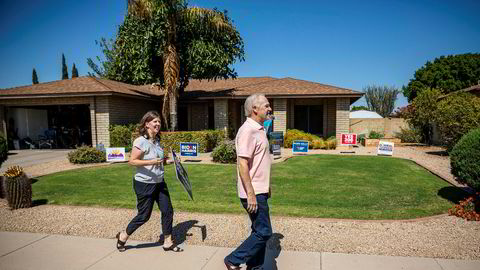 Den tidligere politikeren Roberta Voss og mannen Rick Biers er ideologisk sett konservative, men jobber i dag aktivt for at republikanere i hjemstaten Arizona skal stemme på demokrat Joe Biden som ny president. The Lincoln Project bruker millioner på anti-Trump-reklame.