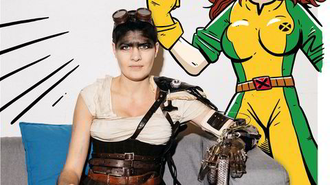 Mad Melina. Melina Edvardsen har kledd seg ut som Furiosa fra filmen «Mad Max: Fury Road», mens Rogue fra X-Men passer på.