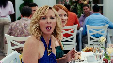 Kim Cattrall og Cynthia Nixon i «Sex and the City 2» (2010). Her er rollefiguren Samantha med munnen full av medisiner.