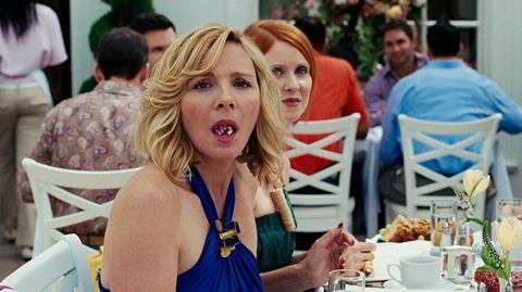 Kim Cattrall og Cynthia Nixon i «Sex and the City 2» (2010). Her er rollefiguren Samantha med munnen full av medisiner.