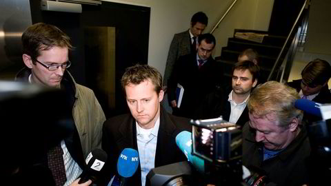 Terra-kommunene gikk først til sak mot forsikringsselskapet til Terra Securities for uaktsom finansiell rådgivning – og vant. Nå går de til angrep på tidligere daglig leder i Terra Securities Svein Erik Nordang. Her et arkivfoto av Nordang (i midten) fra november 2007 under opprullingen av skandalen. Til høyre i bildet tidligere Terra-rådgiver Knut Anders Opstad. Til venstre advokat Knut Bergo.