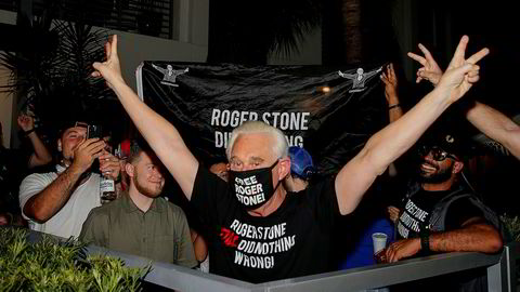 Roger Stone, tidligere rådgiver for Donald Trump, feirer at han ikke må sone en fengselsdom på tre år og fire måneder, utenfor sitt hjem i Florida. Stone er ikke benådet, og dommen han har fått står derfor fremdeles.