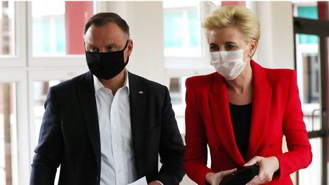 Sittende president Andrzej Duda og førstedame Agata Kornhauser-Duda i et stemmelokale i Krakow, søndag 12. juli.