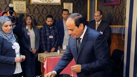 Egypts presidentt Abdel Fattah al-Sisi leverer sin stemme på valgdagen. Foreløpige resultater viser at han fikk over 90 prosent av stemmene.