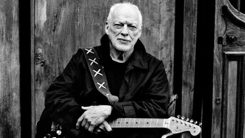 Bak dette oppsynet skjuler en av tidens største gitarhelter seg: David Gilmour gjør god figur i 2024.