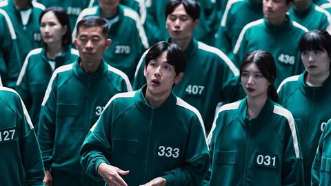 Skuespilleren og k-pop-artisten Yim Si-wan (i midten) er en av flere nye deltagere i «Squid Game».