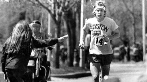 Funnet og hjemmesnekret. Bill Rodgers vinner Boston maraton med en t-skjorte funnet i en søppelkasse. Sjekk amatørskriblringen med tusj på brystet. Så på med pannebåndet, og et par hvite malehansker som broren hans hadde kjøpt inn like før start.