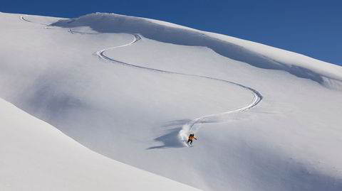 Jackpot. På noen skidager klaffer både vær, pudder, logistikk – og alle tilfeldighetene nede i snødekket. Her er Markus Landrø på vei ned Gårdselvtinden ved Balsfjorden, like sør for Tromsø.