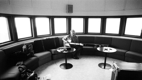 Klovn uten scene: Joachim «Jokke» Nielsen backstage, før konsert på russetreff i Kongeparken.