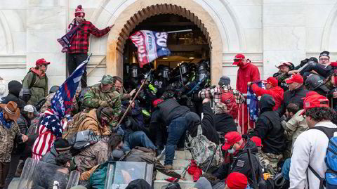 Det sjokkerte mange da den amerikanske kongressen ble stormet av illsinte demonstranter 6. januar 2021. Stormingen var bare ett tegn på et stadig mer radikalisert ytre høyre.