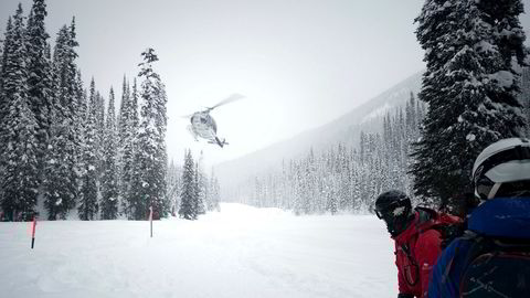 Ved et fjellvann 1500 meter over havet lander helikopteret fra Selkirk Tangiers for å plukke med seg skituristene opp til fjells igjen. Heliskiing er en populær sport i Revelstoke i Canada, men får refs av miljøforkjempere.