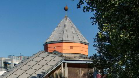 Postmoderne I. På Holmlia tegnet Henriksen tidlig i 1980-årene en av sine mest berømte stasjoner – inspirert av hans italienske kollega Aldo Rossi, som i likhet med nordmannen var glad i tårn.
