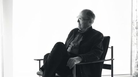 Livshistorie. Sven Ivar Dysthe sitter tilbakelent i en versjon av 1001 AF, lenestolen som ble gjennombruddet i hans over 60 år lange karriere som norsk industridesigner