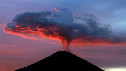 Flere vulkaner i Stillehavsregionen har begynt å røre på seg. Som Agung på Bali (bildet) som i helgen spydde ut en flere kilometer høy askesky.