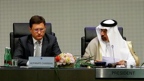 Russlands energiminister Alexander Novak and Saudi Arabias energiminister Khalid al-Falih på en pressekonferanse i Wien torsdag denne uken.