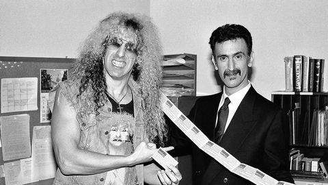 Både Frank Zappa (t.h.) og Dee Snider i Twisted Sister hadde sanger som inneholdt potensielt støtende innhold. Her er de på senatshøring i 1985.