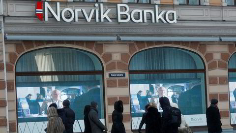 Hovedaksjonæren i Norvik Banka har sendt en klage til Verdensbanken knyttet til krav om bestikkelser fra Latvias sentralbanksjef, opplyser bankeieren selv til Assosiated Press mandag.
