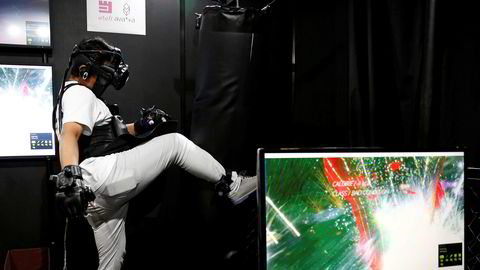 Japan er inne i den lengste sammenhengende konjunkturoppgangen på 16 år, mye takket være sterk eksport av biler og elektronisk utstyr. Nikkei-indeksen ved Tokyo-børsen var i forrige uke på det høyeste siden 1991. Denne uken er imidlertid nervøsiteten tilbake i markedet. A man wearing Virtual Reality devices demonstrates Atali Inc's Particle Fighter at VR/AR World during Content Tokyo expo in Tokyo, Japan June 28, 2017. REUTERS