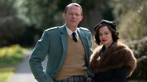 Ian og Margaret Campbell (Paul Bettany og Claire Foy), hertug og hertuginne av Argyll, i lykkeligere dager, før en svært offentlig skilsmisse ved dom i 1963.