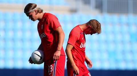 Norge spilte sin siste fotballandskamp mot Hellas 6. juni. Det endte med 1-2-nederlag for Erling Braut Haaland (til venste), Martin Ødegaard og de øvrige norske spillerne.