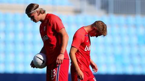 Norge spilte sin siste fotballandskamp mot Hellas 6. juni. Det endte med 1-2-nederlag for Erling Braut Haaland (til venste), Martin Ødegaard og de øvrige norske spillerne.