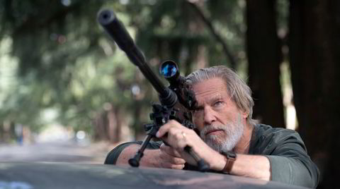 Jeff Bridges spiller hovedrollen som Dan Chase i «The Old Man», der etternavnet skal vise seg profetisk.