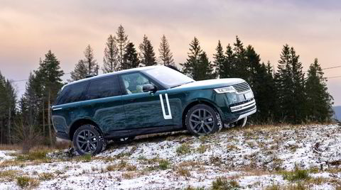 Range Rover innehar den noe pussige kombinasjonen av å være både en av markedets mest jålete, men også tøffeste biler.