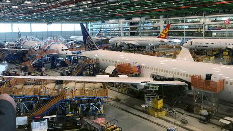 Flyprodusenten Boeing er nok en gang havnet i luftfartsmyndigheters søkelys. Nå dreier seg om Dreamliner-flyene. Her fra produksjon av Dreamlinere ved fabrikken i North Charleston i Sør-Carolina.