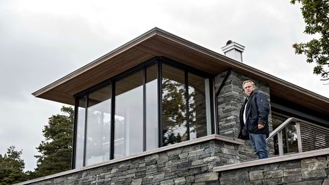 Arkitekt Rune Breili har tegnet hytter for en rekke kjente nordmenn i ferieparadiset Tjøme. Her på befaring på hytta til EY-sjef Erik Mamelund i 2017.