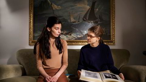 Gaia Girace (t.v.) og Margherita Mazzucco i HBO-versjonen av Elena Ferrantes romanserie «Napoli-kvartetten».