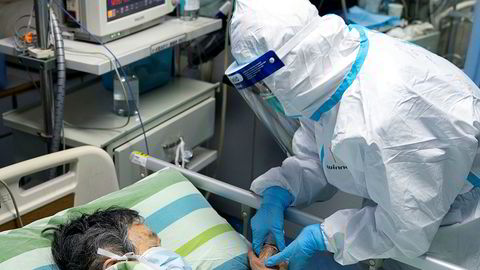 56 personer har mistet livet på grunn av det nye lungeviruset 2019-nCoV og til sammen 1.975 personer er smittet i Kina. Enkelte tilfeller er også oppdaget i andre land. Foto: Xiong Qi / Xinhua via AP / NTB scanpix