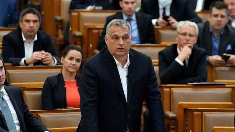Ungarns statsminister Viktor Orbán har vært en kløpper i å utnytte demokratiets muligheter til å undergrave det, skriver artikkelforfatteren. Orbán har sikret seg ekstraordinær makt for å bekjempe koronaviruset.