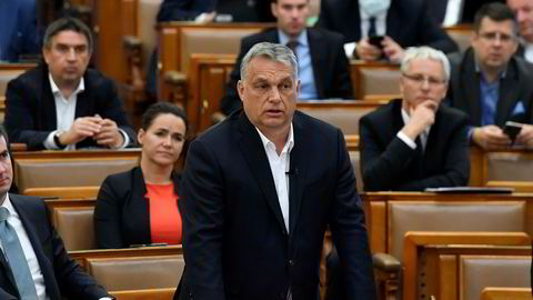Ungarns statsminister Viktor Orbán har vært en kløpper i å utnytte demokratiets muligheter til å undergrave det, skriver artikkelforfatteren. Orbán har sikret seg ekstraordinær makt for å bekjempe koronaviruset.