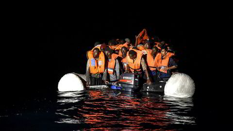 EU skal ha en streng, men snill asylpolitikk. Grensene skal voktes, men på en måte som muliggjør fortsatt båtmigrasjon, skriver artikkelforfatteren. Her flyktninger under en redningsaksjon i Middelhavet den 5. november 2017 utenfor Libyas kyst.