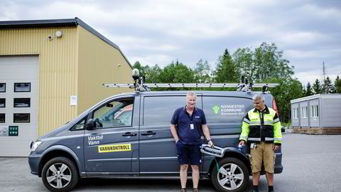 Driftsleder for vann og avløp Jarl Magne Grefstad og arbeidsleder for vann Tore Svoren i Nannestad viser frem vannsprederen de konfiskerte på vannkontroll. Nå er det totalforbud mot vanning i kommunen.