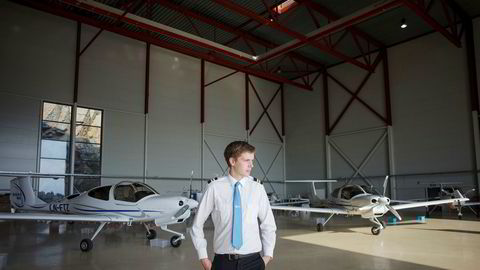 Thomas Skjennum Johnsen er ferdig utdannet pilot ved Pilot Flight Academy på Torp denne sommeren, og har nettopp begynt å søke etter jobb. Han er forberedt på å jobbe noen år i utlandet – og selv betale for såkalt «utsjekk» til å fly en bestemt flytype.