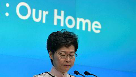 Myndighetene i Kina vurderer å erstatte Hongkongs leder Carrie Lam, ifølge Financial Times.