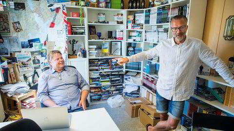 Forfatteren Jørn Lier Horst (til venstre) i sin skrivestue med medforfatter Thomas Enger. De har stor salgssuksess med krimromanen «Nullpunkt». Boken er også første utgivelse på Horsts nyopprettede forlag Capitana.