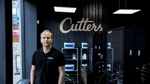 Gründer og daglig leder Andreas Kamøy i Cutters melder kjeden inn i hovedorganisasjonen Virke. Her i frisørsalongen i Torggata.