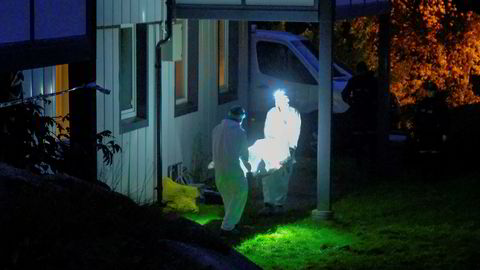 Politiet i Kristiansand har åpnet drapsetterforskning etter at en mann i 40-årene ble funnet død i boligen sin lørdag.