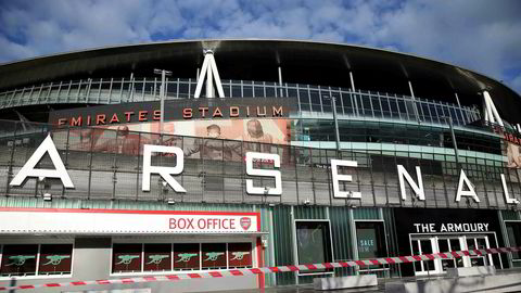 Emirates Stadium i London er stengt, etter at Premier League avlyste alle kamper til og med 4. april på fredag. Hensikten er å begrense koronautbruddet som også har fått fotfeste i ligaen.