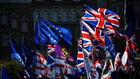 Demonstranter fra begge sider er på plass foran parlamentet i London foran mandagens debatt og avstemning om nyvalg.