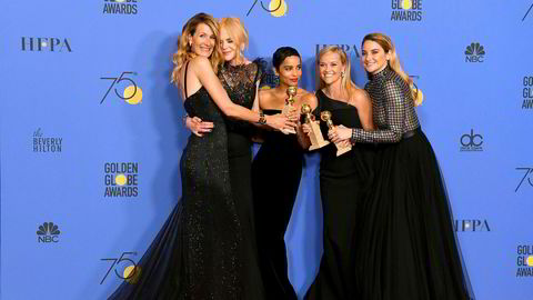 Skuespillerne (fra venstre til høyre) Laura Dern, Nicole Kidman, Zoe Kravitz, Reese Witherspoon og Shailene Woodley etter seieren for beste tv-film eller miniserie med «Big Little Lies».