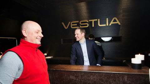 Hotellgjest Inge B. Johannessen (til venstre) har tatt inn med familien på Vestlia Resort på Geilo for andre gang på ett år. – Her får vi full pakke både inne og ute, sier han. Hotelldirektør Roger Espeli har fullbooket i vinterferien og planlegger helt nytt hotell.