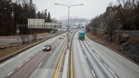 Like før klokken åtte pleier køen å stå nesten stille på E18 ved Sandvika på vei inn til Oslo. Nå er trafikken i Oslo mer enn halvert, og det er god plass for dem som tar bilen til jobb.