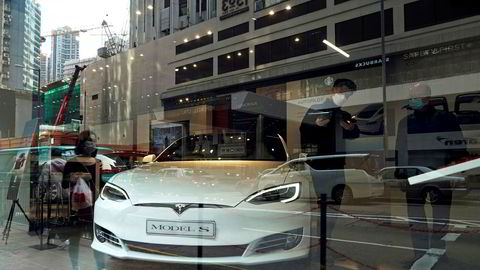 Tesla-aksjen har fått seg en real nedtur etter koronaviruset. Her fra en Tesla-butikk i Hongkong i februar i år.
