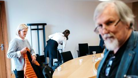 Torild Mjelstad, leder i fagforeningen Junit og forgjengeren Asbjørn Wikestad i retten. Junit vil hindre Wikestad i å ytre sin misnøye om foreningen på Facebook.