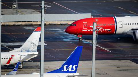 Flyselskapene ønsker selvfølgelig ikke å gjøre det så vanskelig som mulig for egne kunder, skriver innleggsforfatteren. Her står Norwegian- og SAS-fly på Oslo lufthavn.