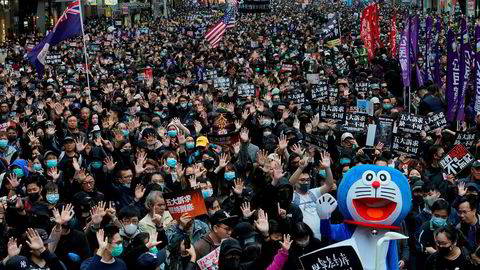 Titusener deltok i nyttårsdemonstrsjonen i Hongkong. Foto: AP / NTB scanpix